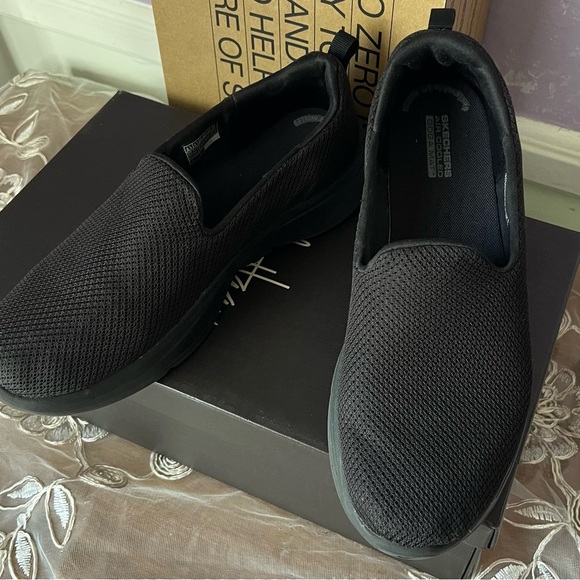SZ 8.5 Skechers Woman’s Black Slip-On Loafers - Picture 1 of 8